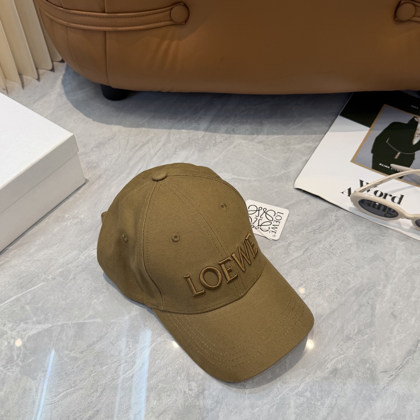 配防尘袋👒罗意威👒LOEWE新款刺绣棒球帽🧢质感超好，外部线条定位标准，做工精细，简约大气低价走量！