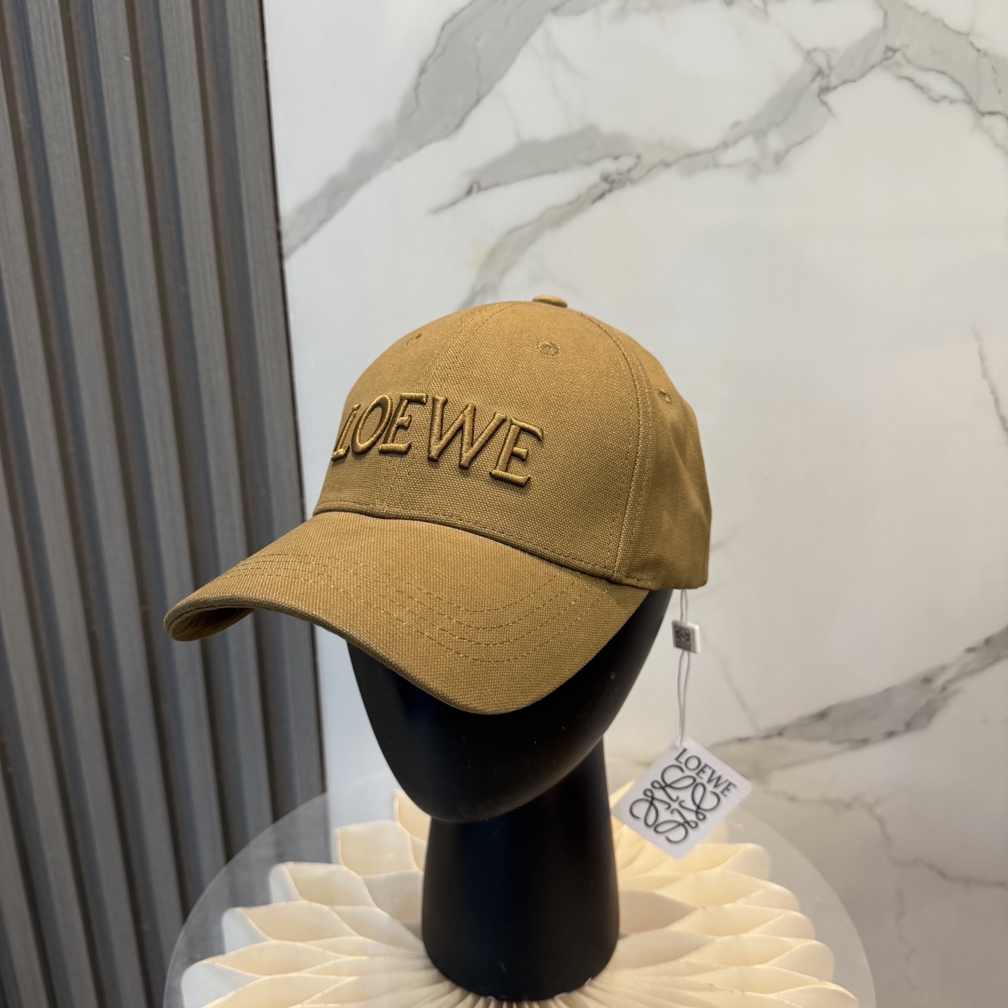 Loewe 罗意威 LOEWE新款刺绣棒球帽，外部线条定位标准，做工精细，简约 低价走量