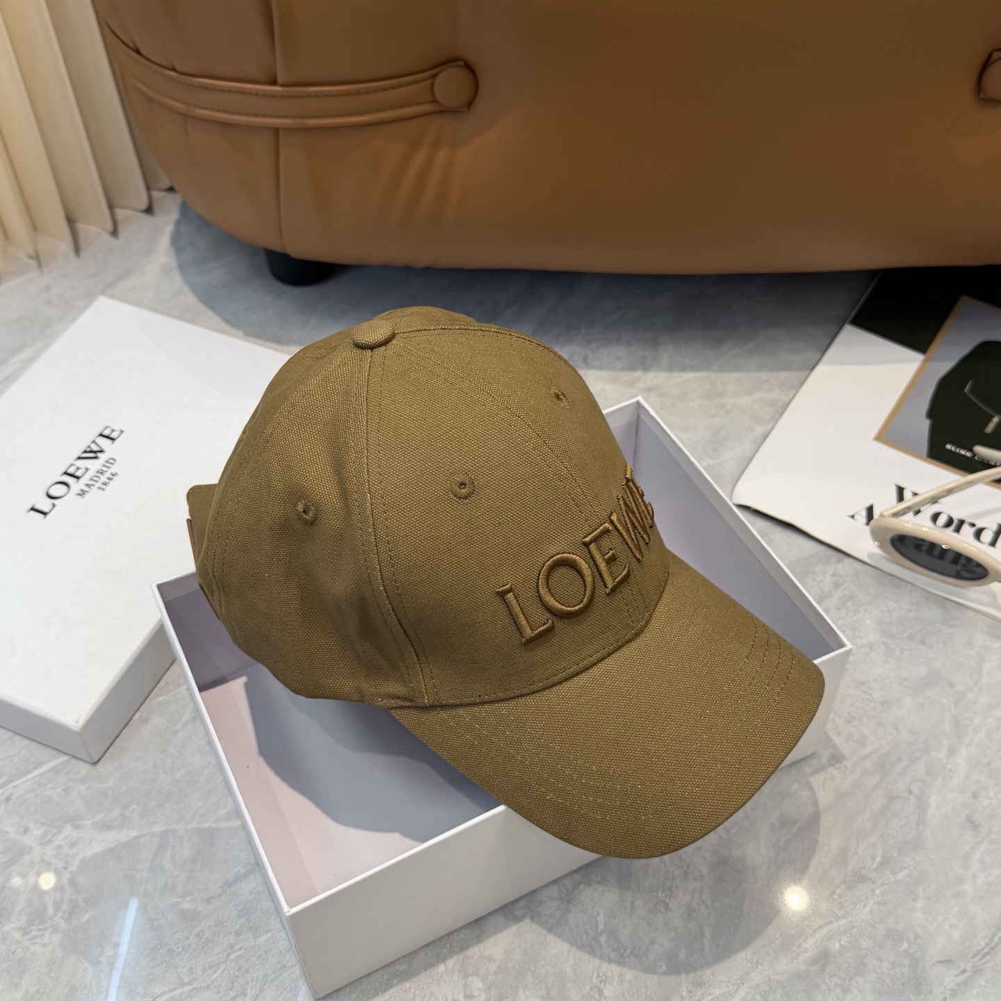 Loewe 罗意威 LOEWE新款刺绣棒球帽，外部线条定位标准，做工精细，简约 低价走量