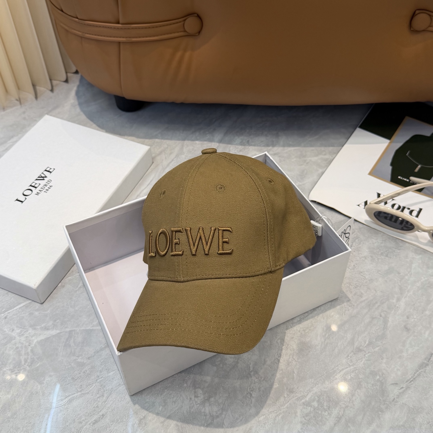 配防尘袋👒罗意威👒LOEWE新款刺绣棒球帽🧢质感超好，外部线条定位标准，做工精细，简约大气低价走量！
