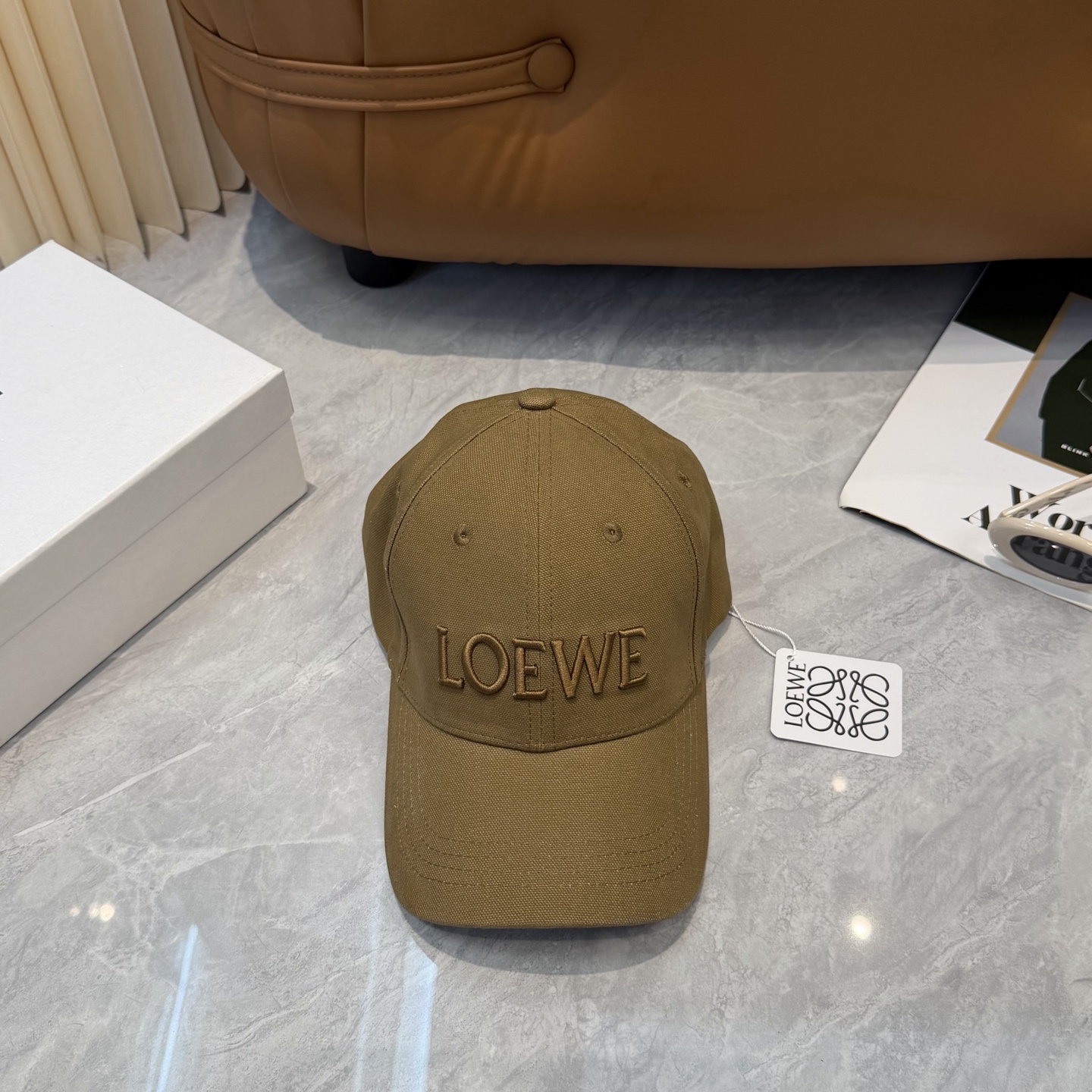 Loewe 罗意威 LOEWE新款刺绣棒球帽，外部线条定位标准，做工精细，简约 低价走量