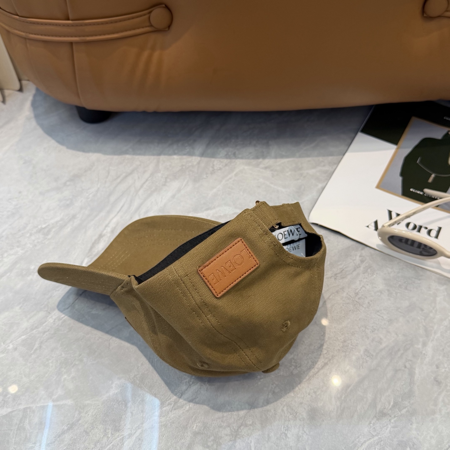 Loewe 罗意威 LOEWE新款刺绣棒球帽，外部线条定位标准，做工精细，简约 低价走量