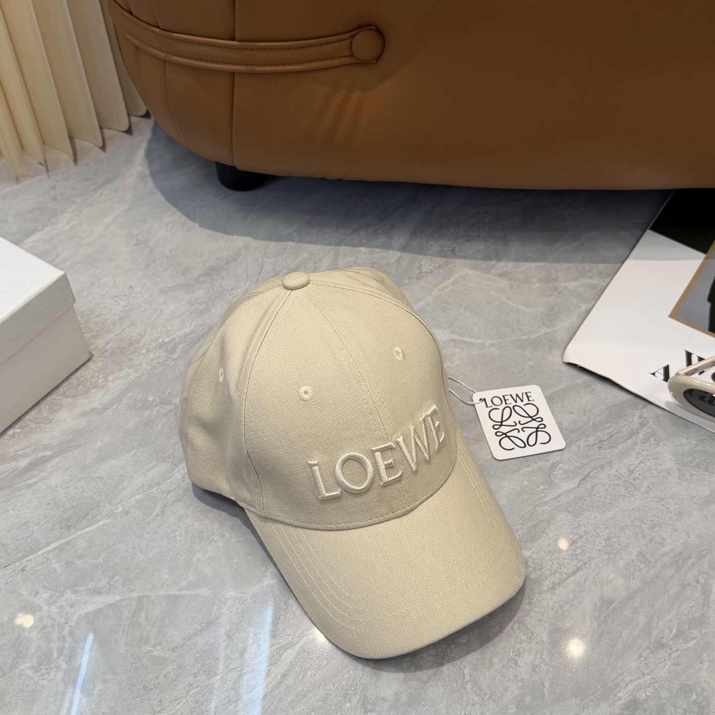 配防尘袋👒罗意威👒LOEWE新款刺绣棒球帽🧢质感超好，外部线条定位标准，做工精细，简约大气低价走量！