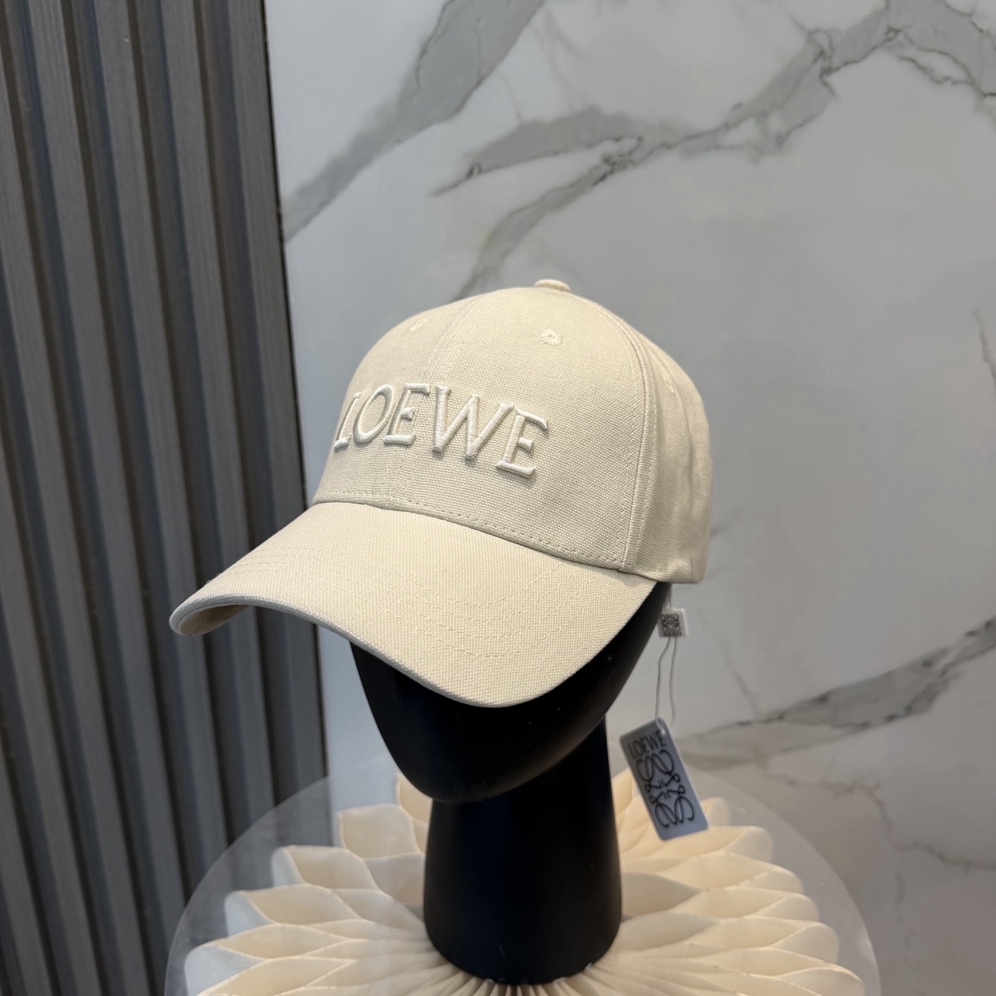 Loewe 罗意威 LOEWE新款刺绣棒球帽，外部线条定位标准，做工精细，简约 低价走量