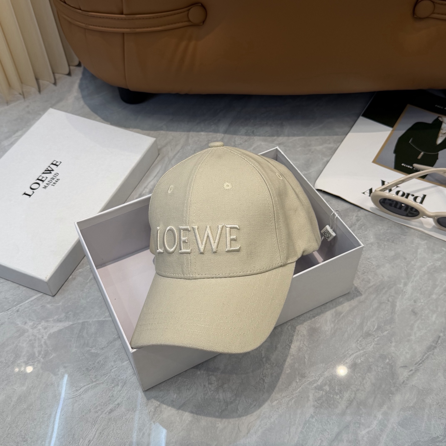 Loewe 罗意威 LOEWE新款刺绣棒球帽，外部线条定位标准，做工精细，简约 低价走量