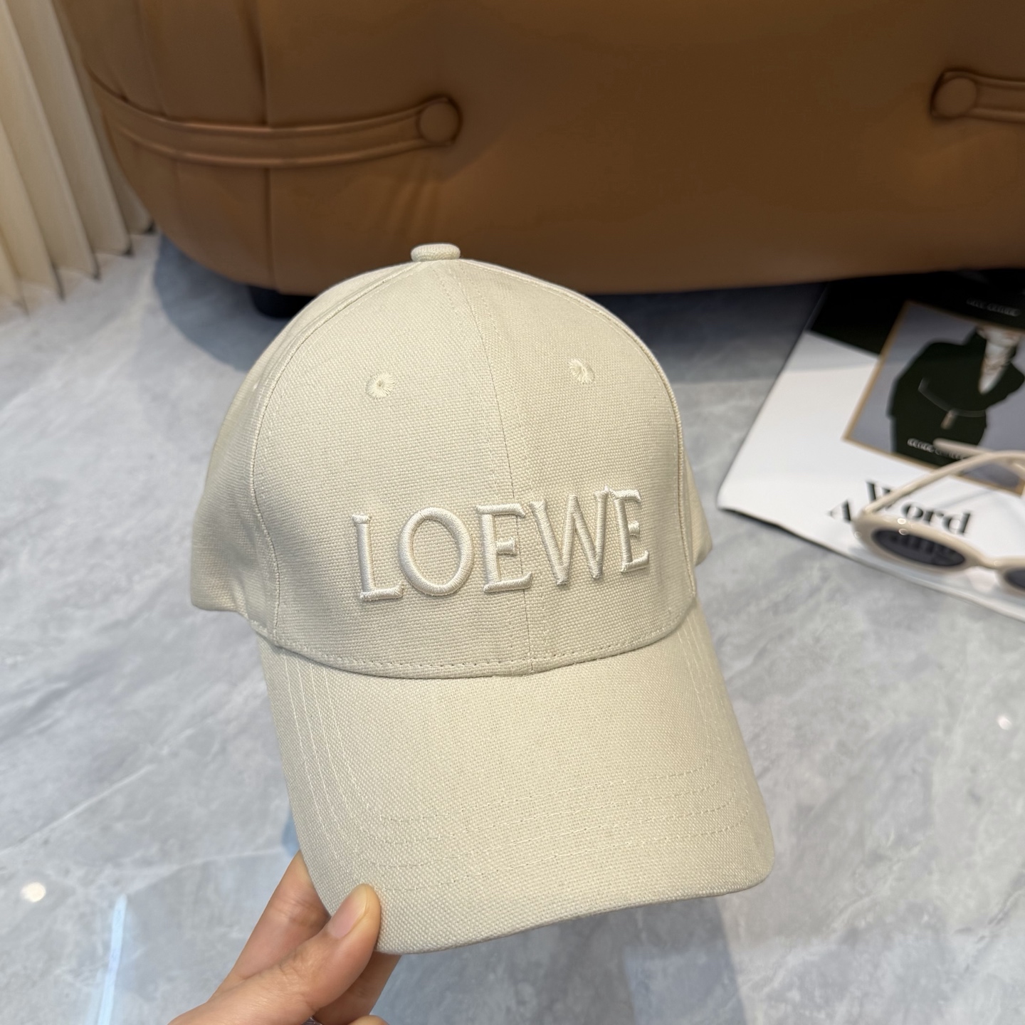 配防尘袋👒罗意威👒LOEWE新款刺绣棒球帽🧢质感超好，外部线条定位标准，做工精细，简约大气低价走量！