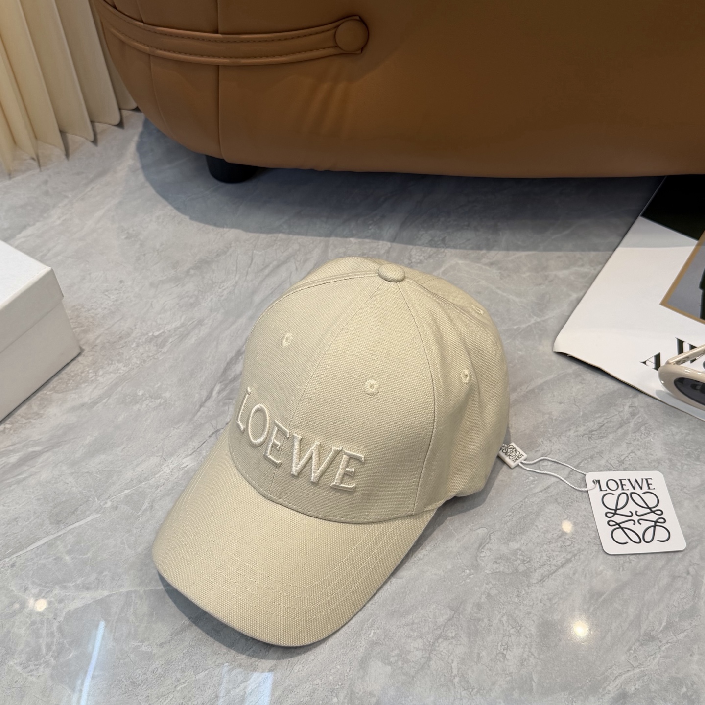 Loewe 罗意威 LOEWE新款刺绣棒球帽，外部线条定位标准，做工精细，简约 低价走量