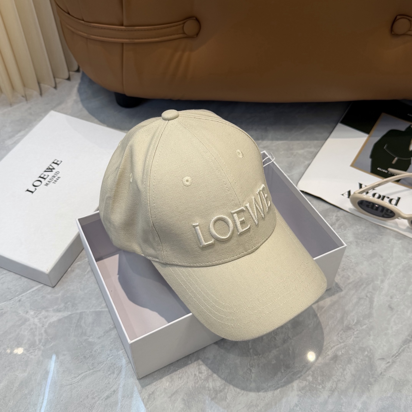 Loewe 罗意威 LOEWE新款刺绣棒球帽，外部线条定位标准，做工精细，简约 低价走量