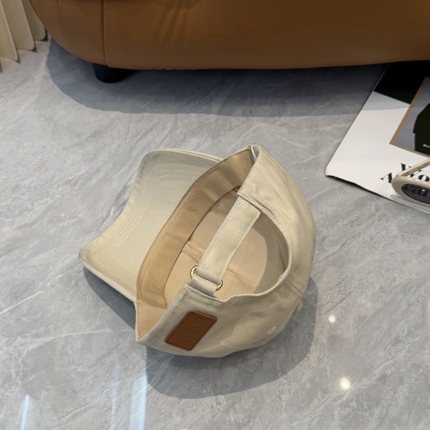 Loewe 罗意威 LOEWE新款刺绣棒球帽，外部线条定位标准，做工精细，简约 低价走量