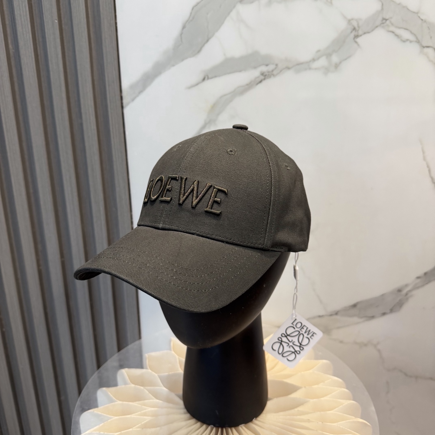 Loewe 罗意威 LOEWE新款刺绣棒球帽，外部线条定位标准，做工精细，简约 低价走量