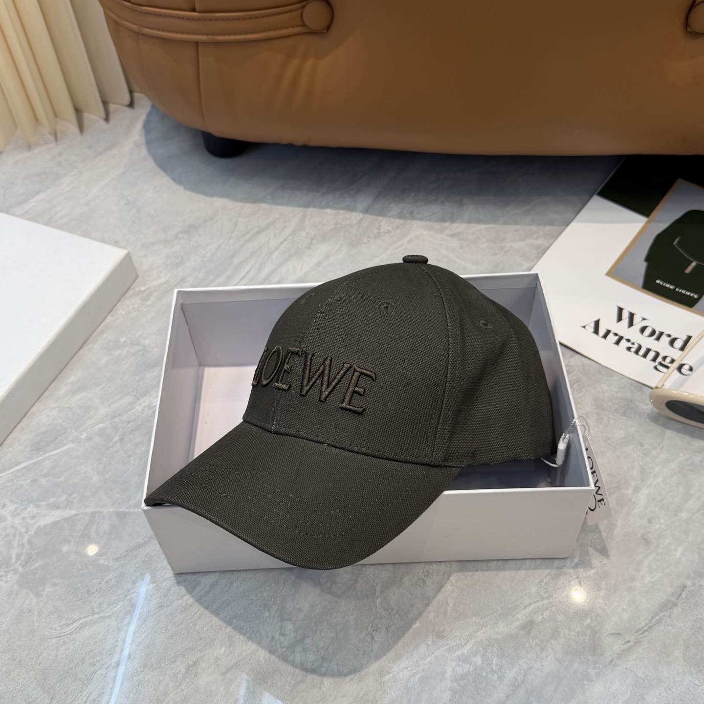 配防尘袋👒罗意威👒LOEWE新款刺绣棒球帽🧢质感超好，外部线条定位标准，做工精细，简约大气低价走量！