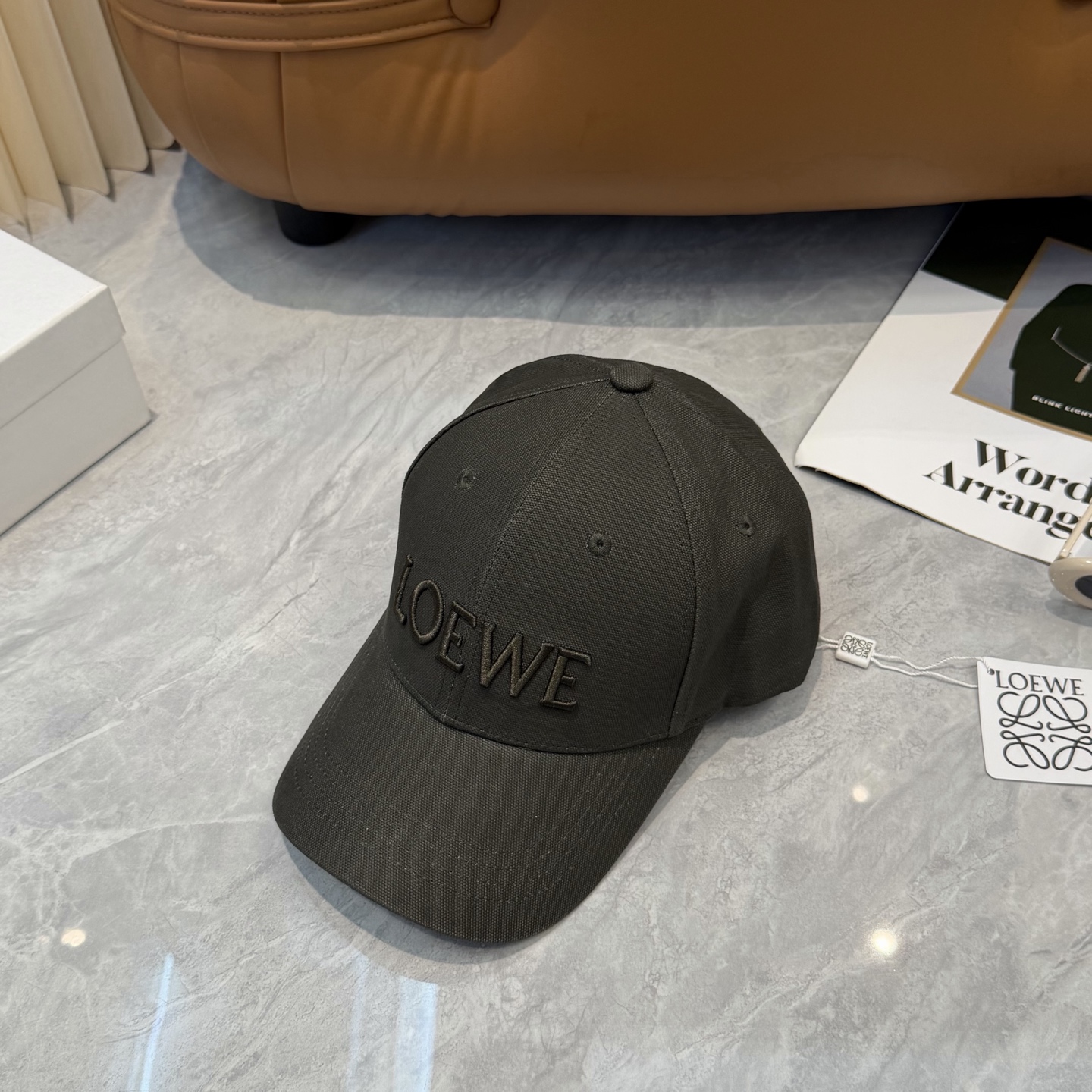 Loewe 罗意威 LOEWE新款刺绣棒球帽，外部线条定位标准，做工精细，简约 低价走量