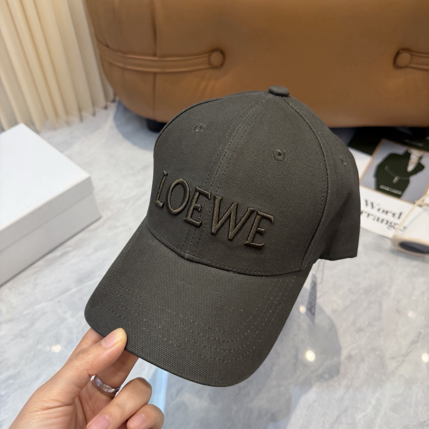 Loewe 罗意威 LOEWE新款刺绣棒球帽，外部线条定位标准，做工精细，简约 低价走量