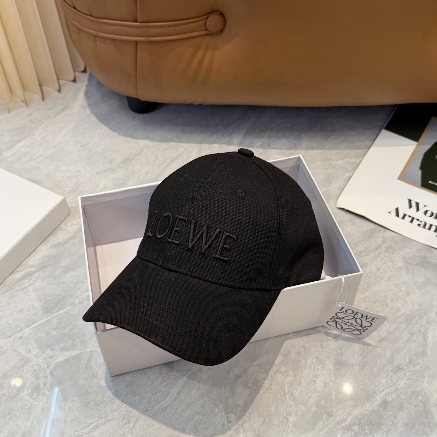 配防尘袋👒罗意威👒LOEWE新款刺绣棒球帽🧢质感超好，外部线条定位标准，做工精细，简约大气低价走量！
