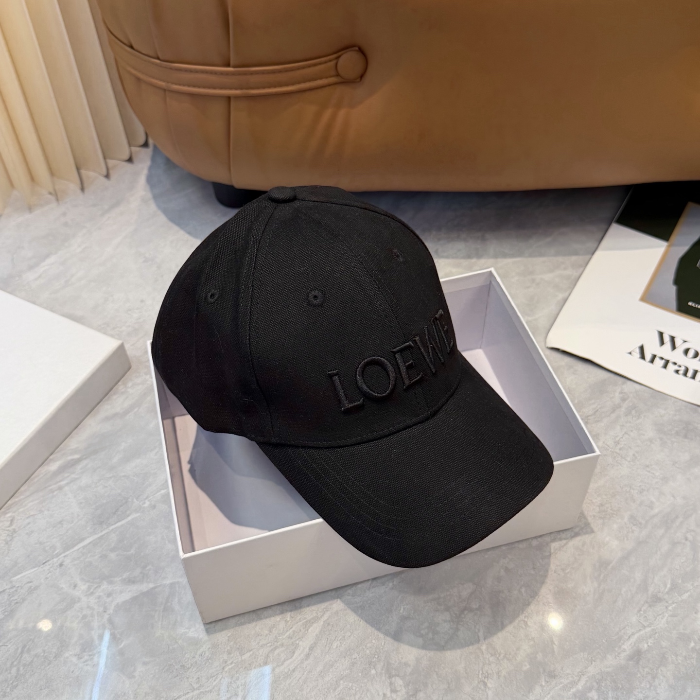 Loewe 罗意威 LOEWE新款刺绣棒球帽，外部线条定位标准，做工精细，简约 低价走量