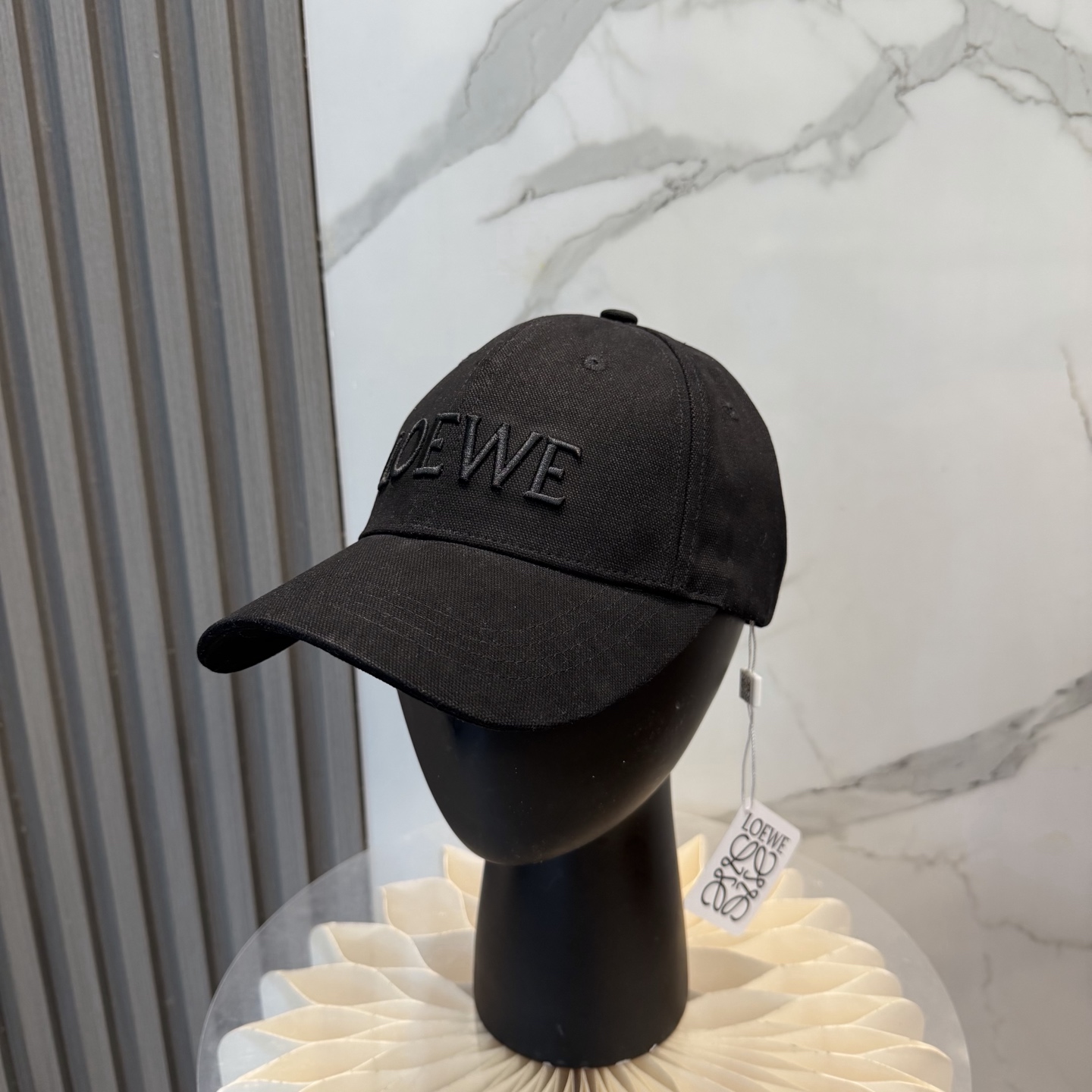 Loewe 罗意威 LOEWE新款刺绣棒球帽，外部线条定位标准，做工精细，简约 低价走量