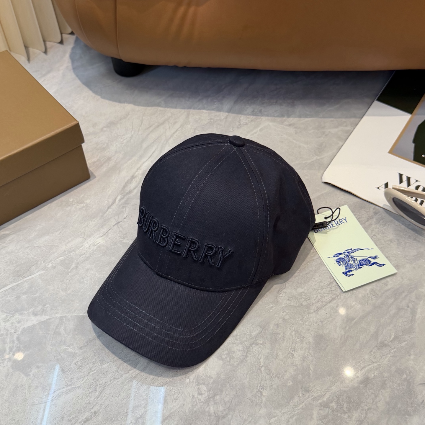 🧢Burberry（巴宝莉）新款刺绣棒球帽  专柜热卖款纯棉内里，完美版型，原厂品质，独家实物拍摄，男女