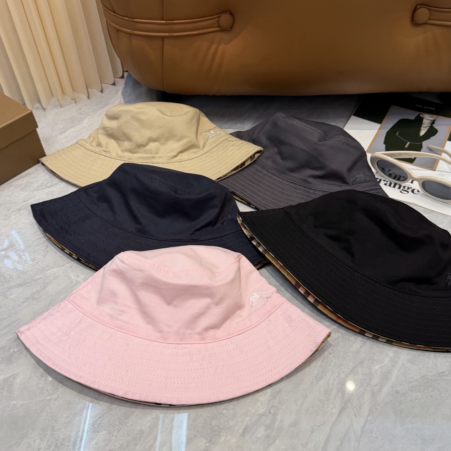 Burberry（巴宝莉）双面渔夫帽  专柜热卖轻盈透气。完美版型，独家实物拍摄，男女适用！👉