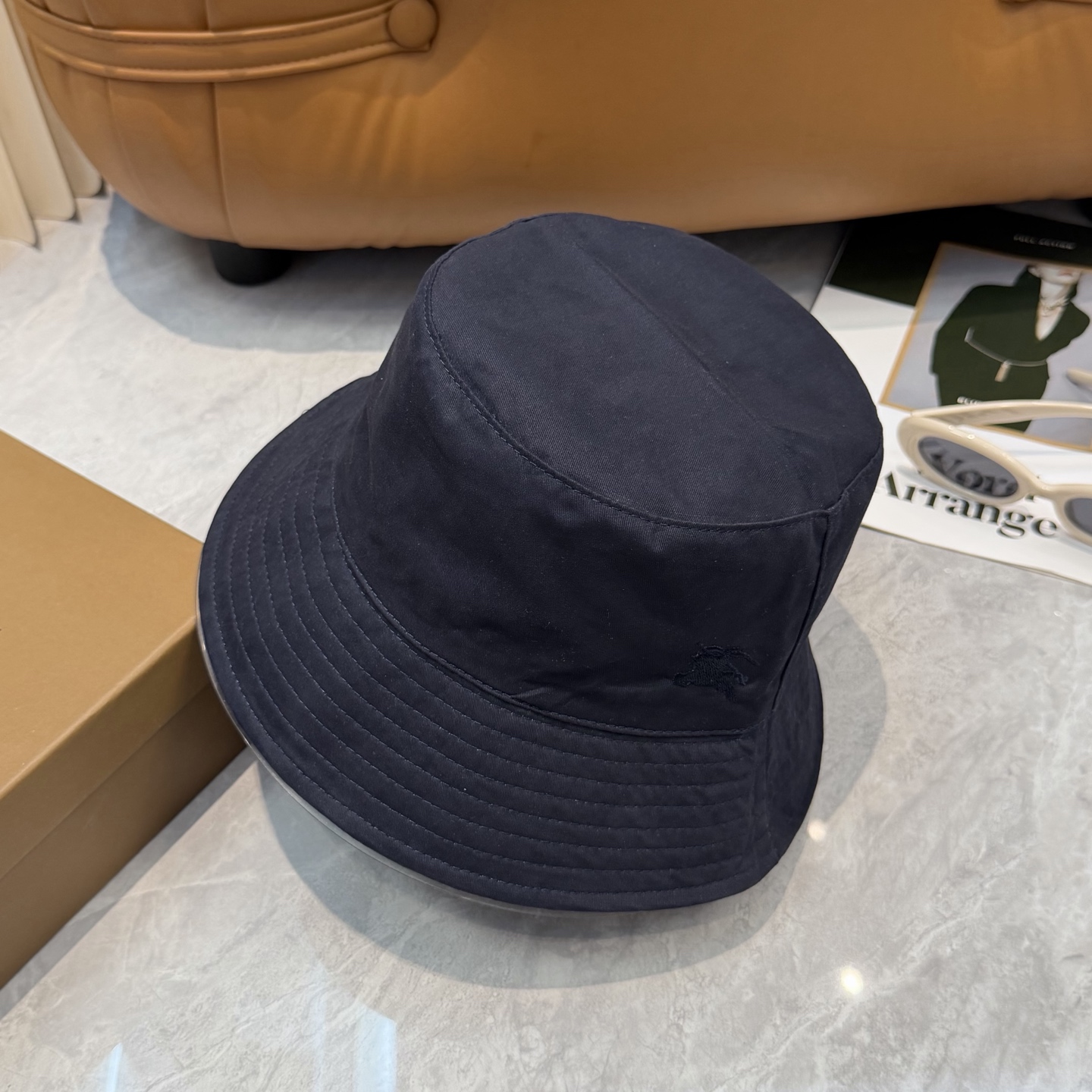 Burberry（巴宝莉）双面渔夫帽  专柜热卖轻盈透气。完美版型，独家实物拍摄，男女适用！👉
