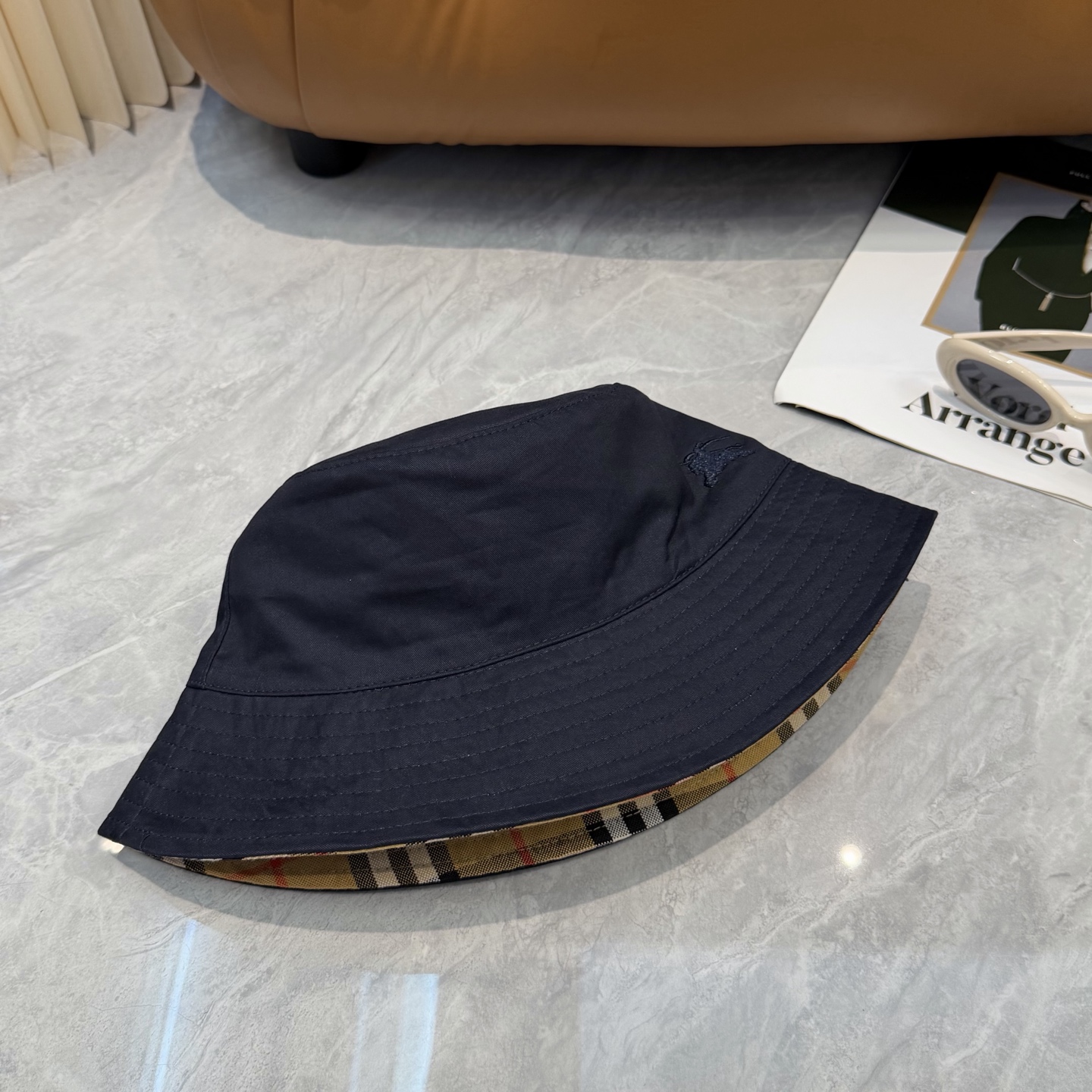 Burberry（巴宝莉）双面渔夫帽  专柜热卖轻盈透气。完美版型，独家实物拍摄，男女适用！👉