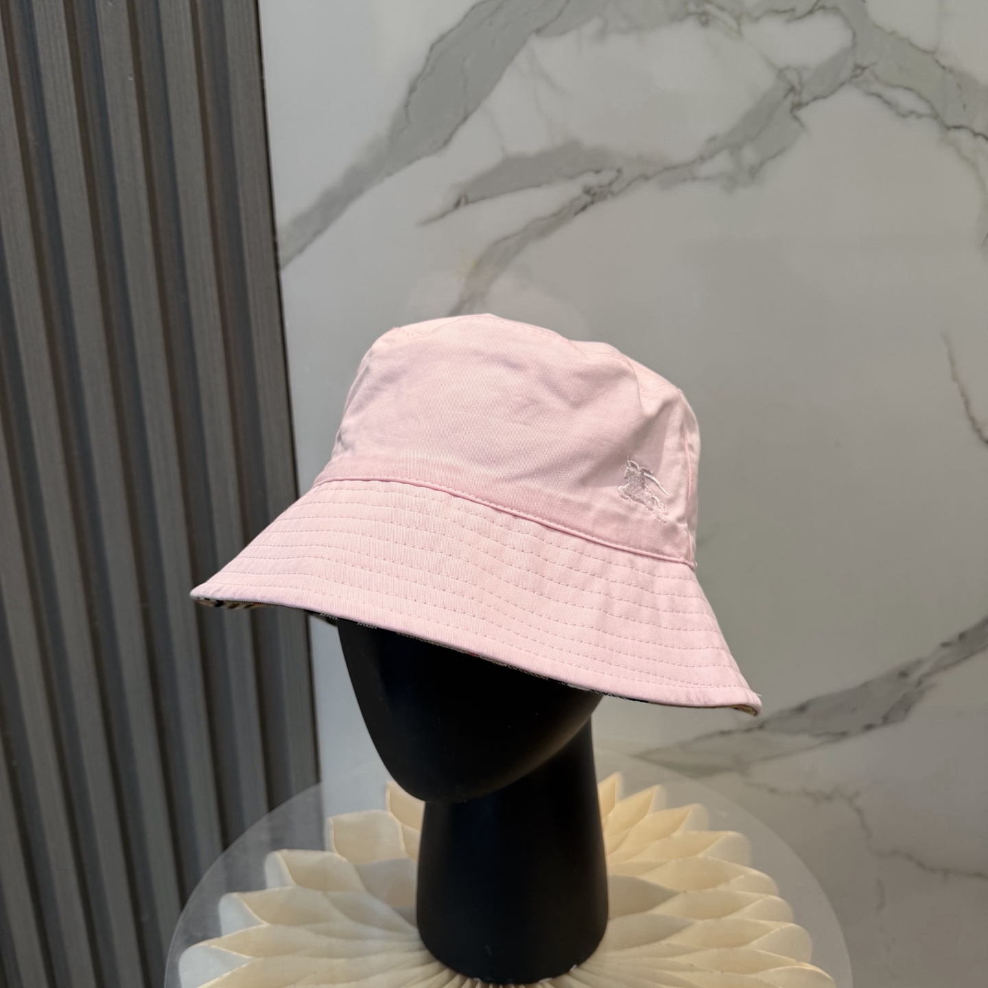 NO:742959,Burberry double-sided bucket hat, best-selling at counters, is lightweight and breathable. Perfect fit, exclusive real-life photos, suitable for men and women!  Hats, straw hats, bucket hats, baseball caps, hats, burberry, burberry, espadrilles, hats19860909Burberry（巴宝莉）双面渔夫帽 专柜热卖轻盈透气.完美版型,独家实物拍摄,男女适用！ 帽子草帽渔夫帽棒球帽,帽子,burberry,burberry,espadrilles,hats,hat