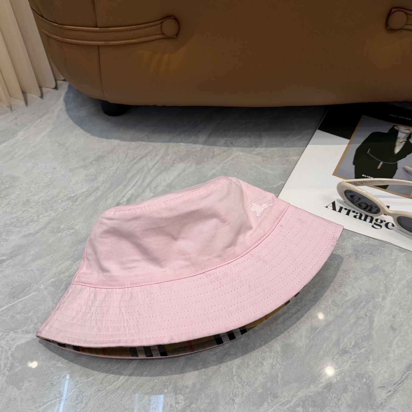 Burberry（巴宝莉）双面渔夫帽  专柜热卖轻盈透气。完美版型，独家实物拍摄，男女适用！👉