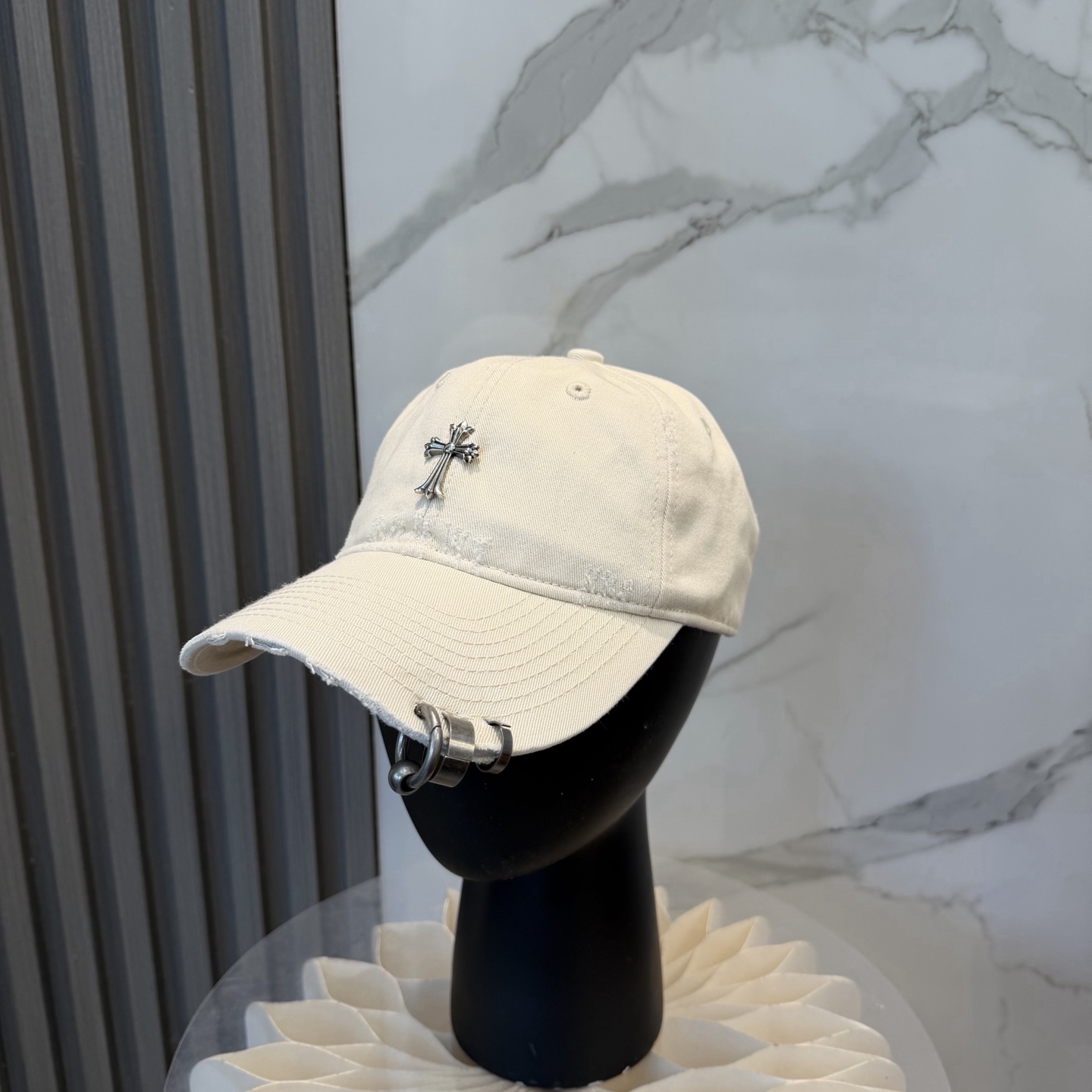 NO:742954,Crow Heart's new baseball cap, personalized fashion classic cross logo, casual with a cool feeling, unisex style, same style for men and women!  Very easy to match!  Head circumference: 56-58cm, straw hats, bucket hats, baseball caps, hats, chrome hearts, espadrilles, hats are available19860909克罗心 新款棒球帽,个性时尚经典十字架标志,休闲带点酷酷的感觉,中性款 男女同款！超好搭！ 头围:56-58cm均可帽子草帽渔夫帽棒球帽,帽子,chrome hearts,espadrilles,hats,hat