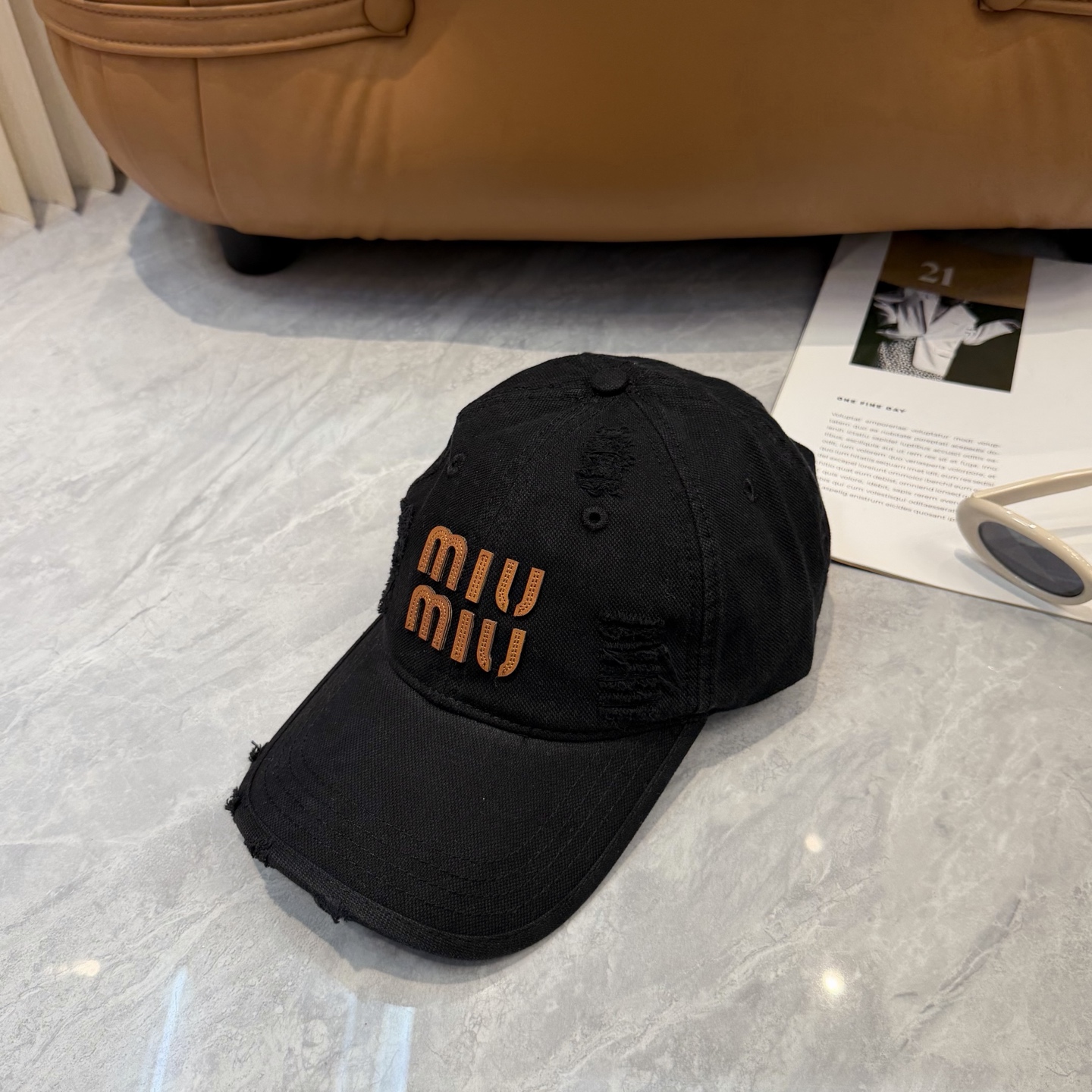 MIUMIU～26春季新款棒球帽这款帽子也太好看了！破洞设计增添了几分随性与不羁，无论搭配休闲装还是运动