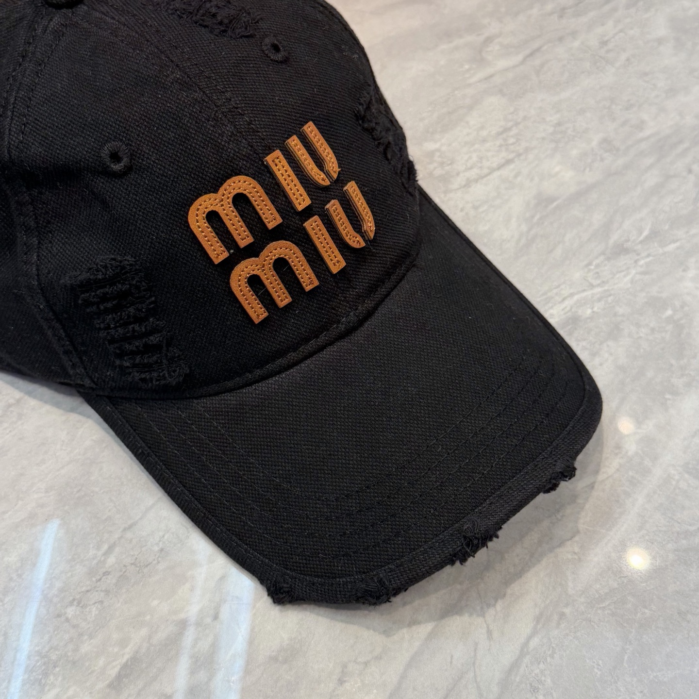 MIUMIU～26春季新款棒球帽这款帽子也太好看了！破洞设计增添了几分随性与不羁，无论搭配休闲装还是运动