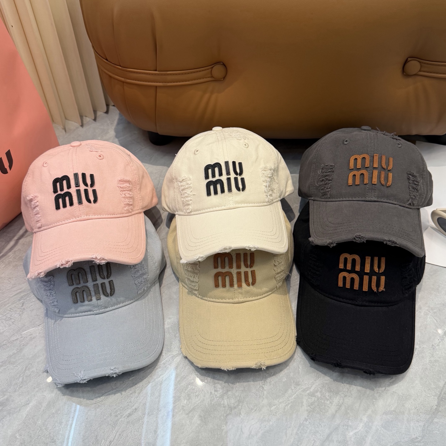 MIUMIU～26春季新款棒球帽这款帽子也太好看了！破洞设计增添了几分随性与不羁，无论搭配休闲装还是运动