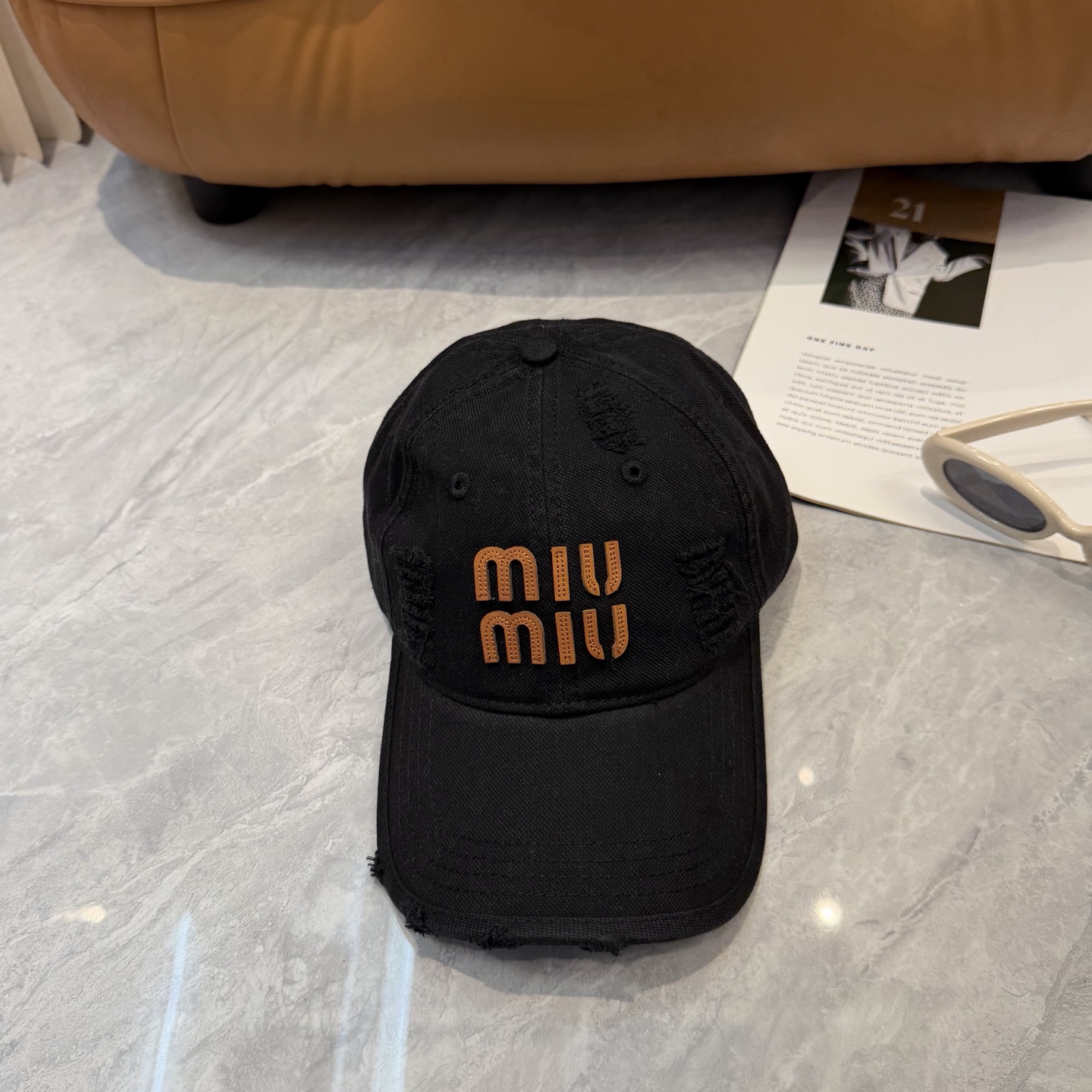 MIUMIU～26春季新款棒球帽这款帽子也太好看了！破洞设计增添了几分随性与不羁，无论搭配休闲装还是运动
