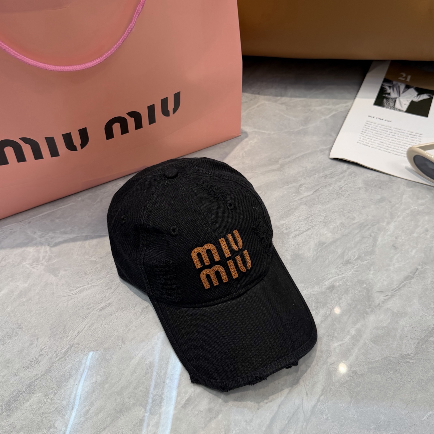MIUMIU～26春季新款棒球帽这款帽子也太好看了！破洞设计增添了几分随性与不羁，无论搭配休闲装还是运动