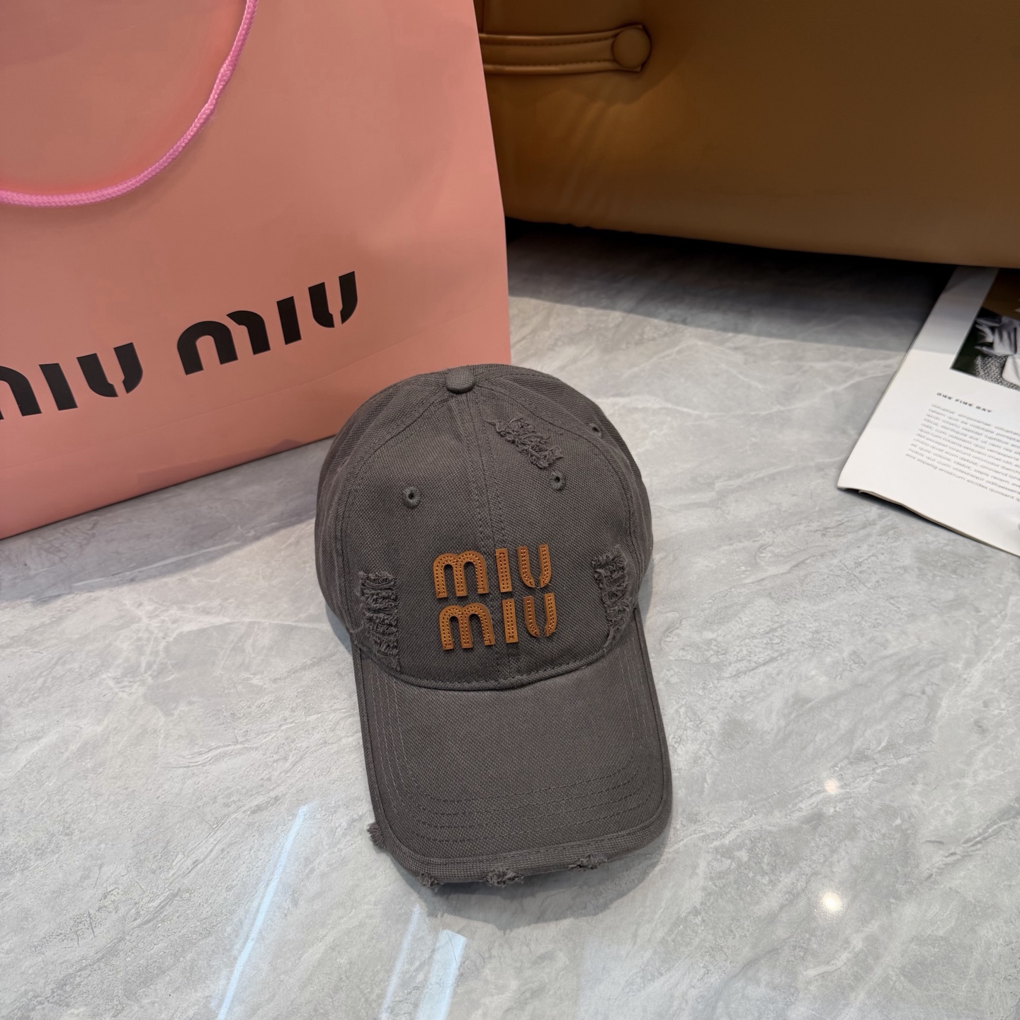 MIUMIU～26春季新款棒球帽这款帽子也太好看了！破洞设计增添了几分随性与不羁，无论搭配休闲装还是运动
