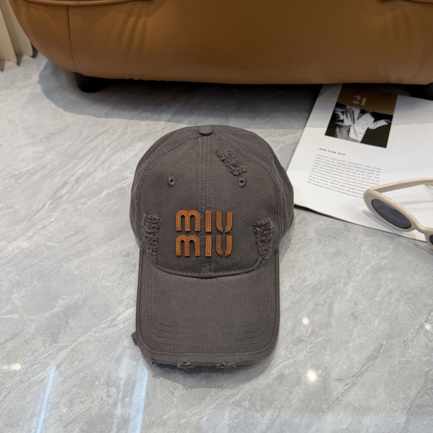 MIUMIU～26春季新款棒球帽这款帽子也太好看了！破洞设计增添了几分随性与不羁，无论搭配休闲装还是运动