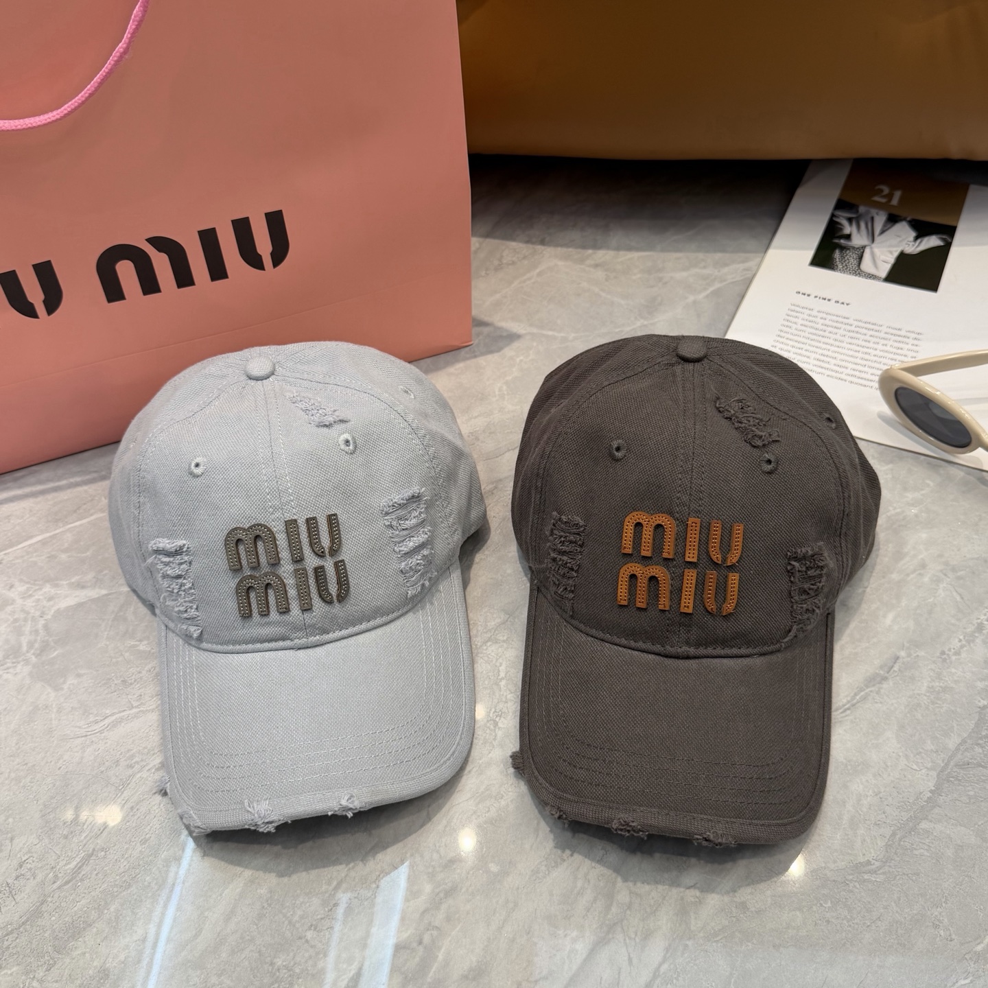 MIUMIU～26春季新款棒球帽这款帽子也太好看了！破洞设计增添了几分随性与不羁，无论搭配休闲装还是运动