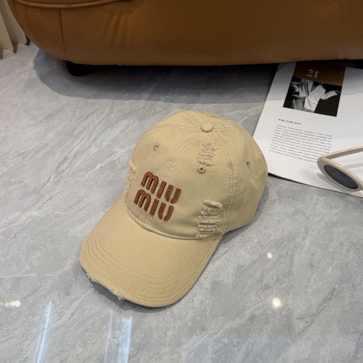 MIUMIU～26春季新款棒球帽这款帽子也太好看了！破洞设计增添了几分随性与不羁，无论搭配休闲装还是运动