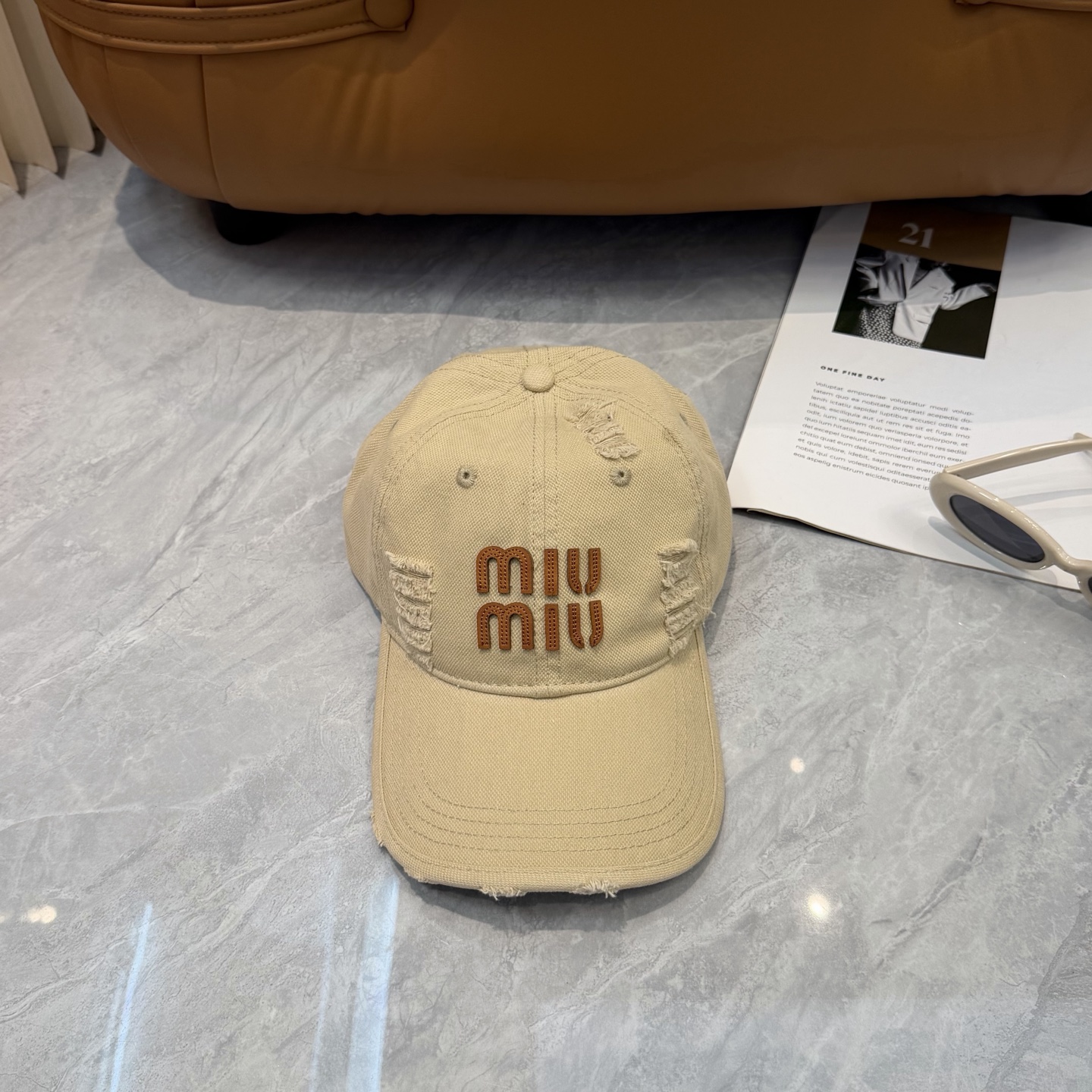MIUMIU～26春季新款棒球帽这款帽子也太好看了！破洞设计增添了几分随性与不羁，无论搭配休闲装还是运动