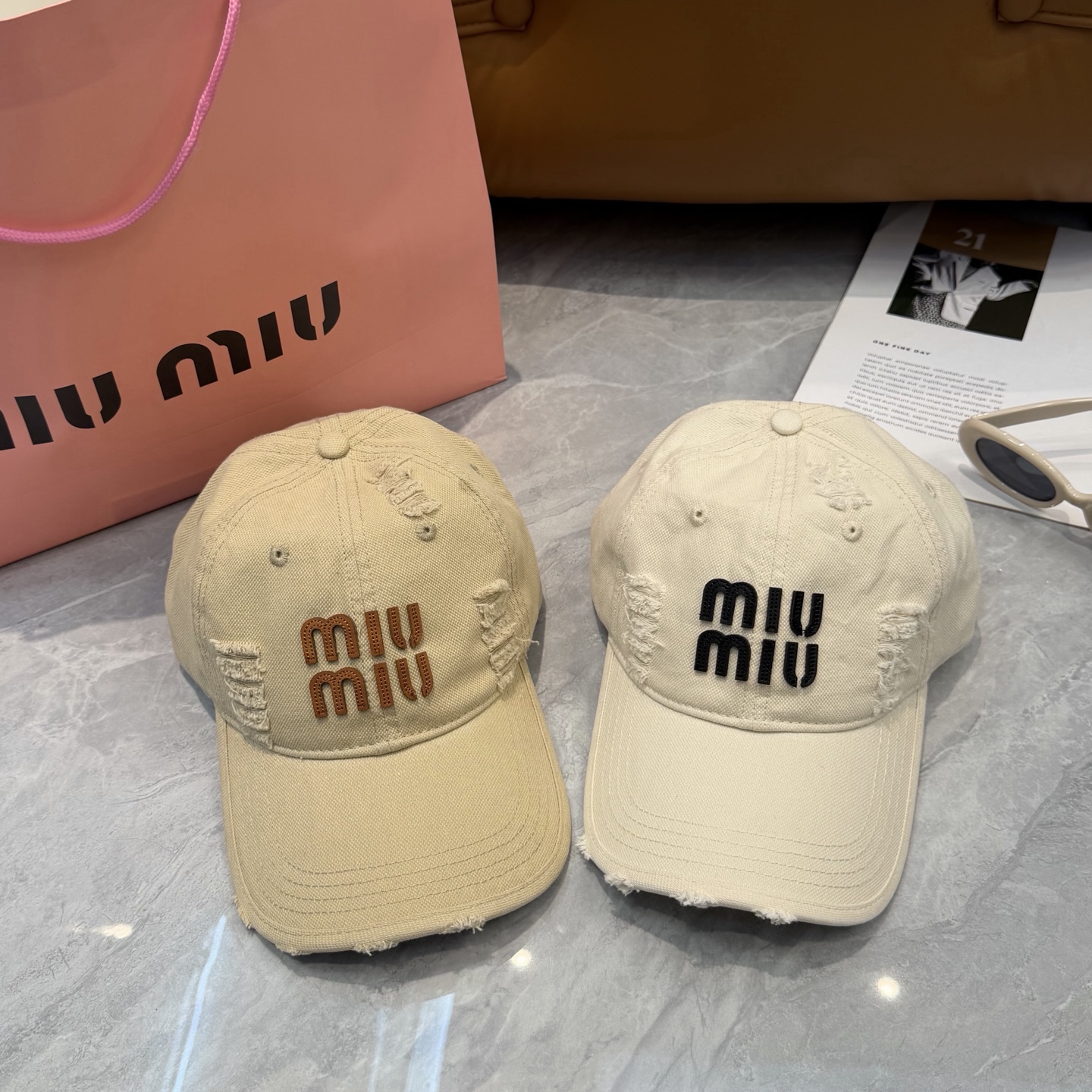 MIUMIU～26春季新款棒球帽这款帽子也太好看了！破洞设计增添了几分随性与不羁，无论搭配休闲装还是运动