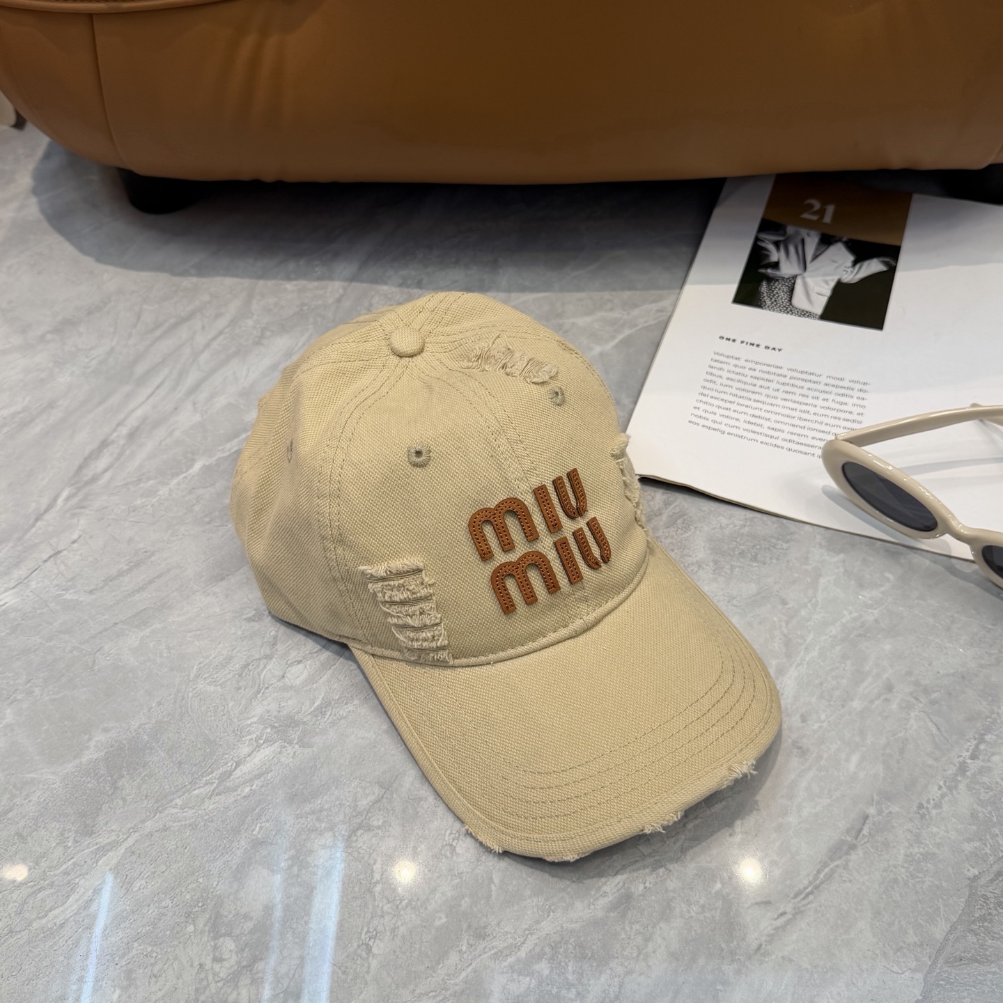 MIUMIU～26春季新款棒球帽这款帽子也太好看了！破洞设计增添了几分随性与不羁，无论搭配休闲装还是运动