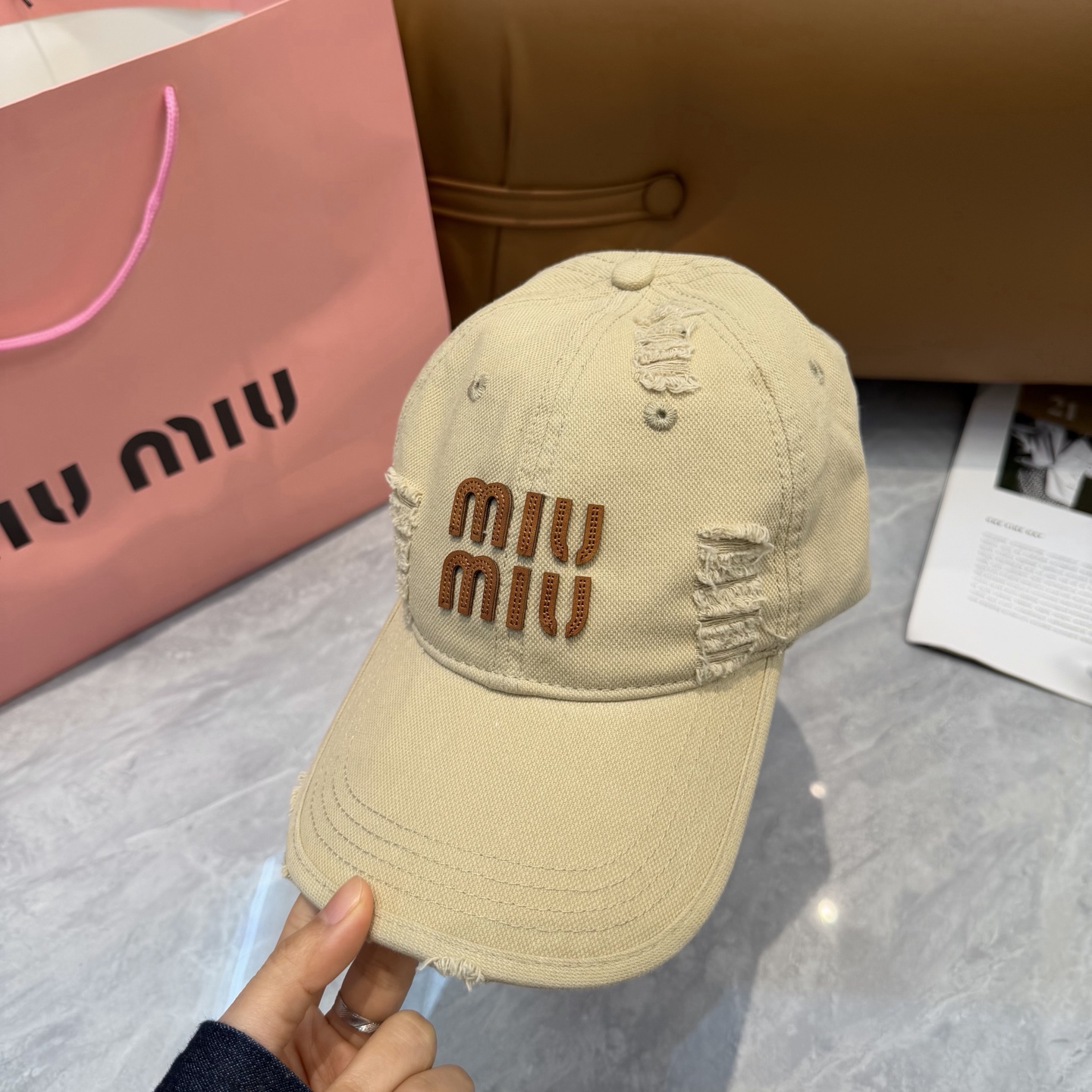 MIUMIU～26春季新款棒球帽这款帽子也太好看了！破洞设计增添了几分随性与不羁，无论搭配休闲装还是运动