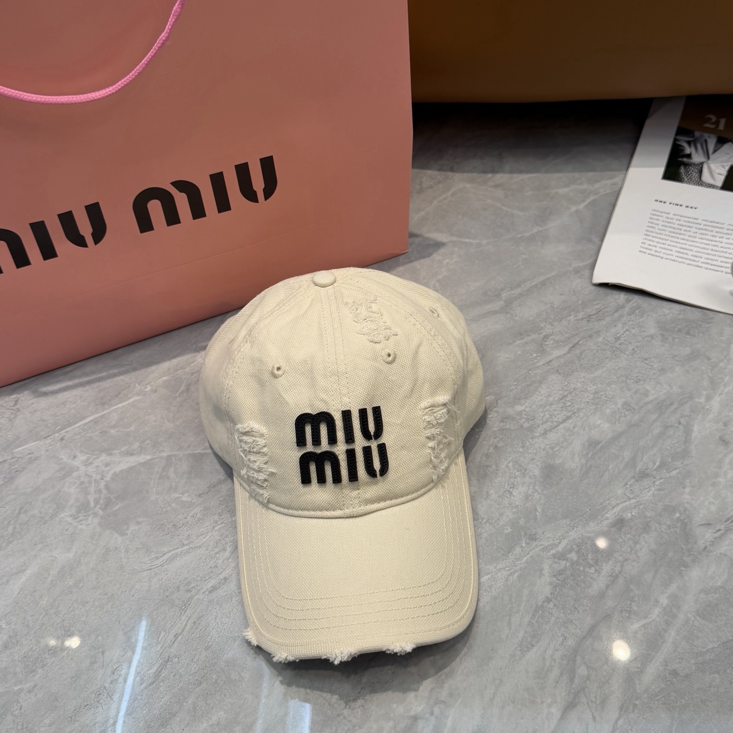 MIUMIU～26春季新款棒球帽这款帽子也太好看了！破洞设计增添了几分随性与不羁，无论搭配休闲装还是运动