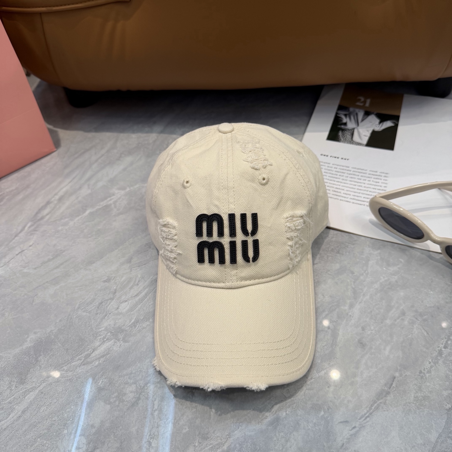MIUMIU～26春季新款棒球帽这款帽子也太好看了！破洞设计增添了几分随性与不羁，无论搭配休闲装还是运动