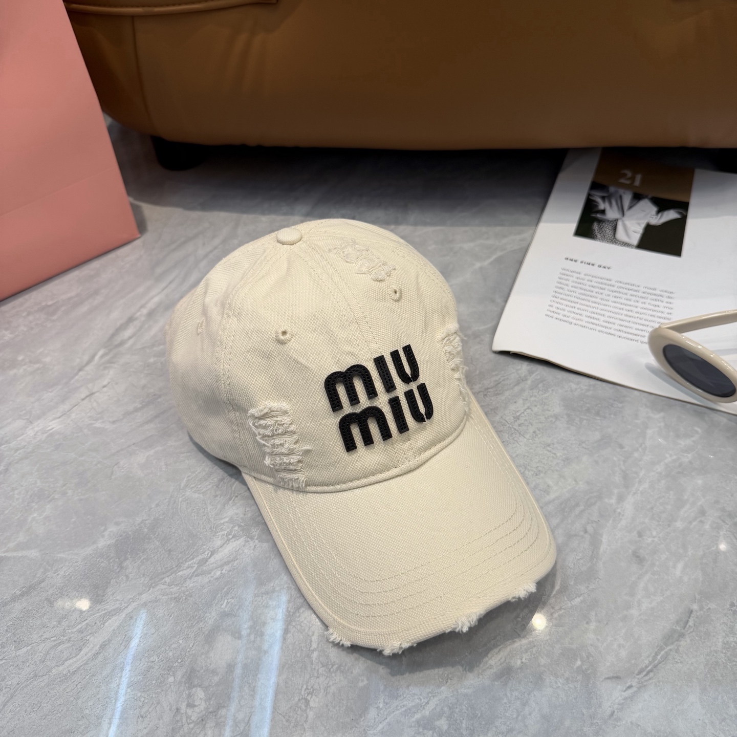 MIUMIU～26春季新款棒球帽这款帽子也太好看了！破洞设计增添了几分随性与不羁，无论搭配休闲装还是运动