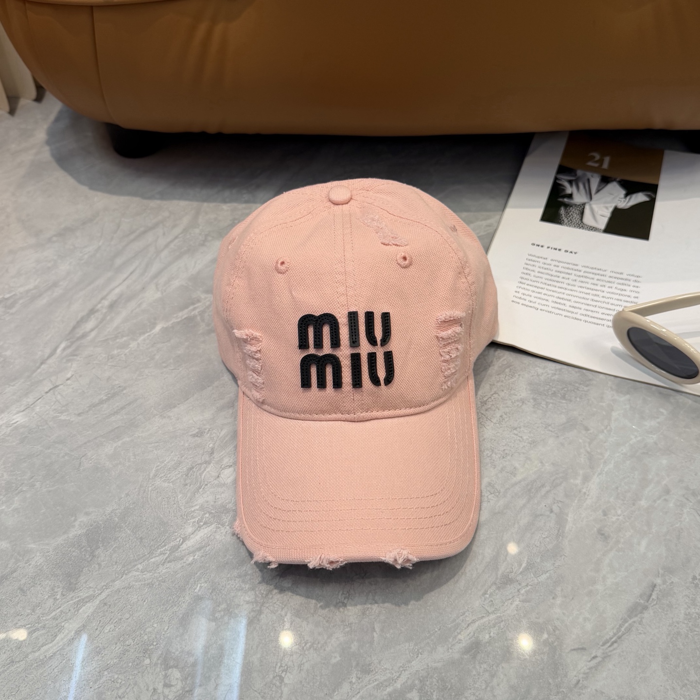 MIUMIU～26春季新款棒球帽这款帽子也太好看了！破洞设计增添了几分随性与不羁，无论搭配休闲装还是运动