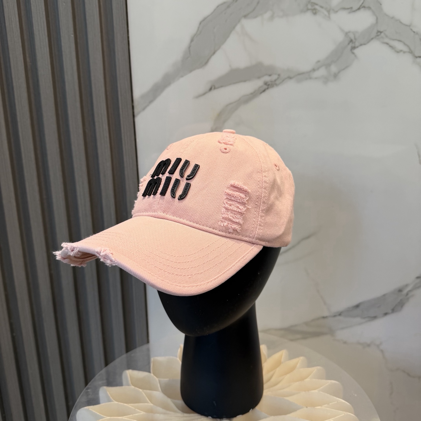 NO:742939,MIUMIU～26 new spring baseball cap This hat is so beautiful!  The hole design adds a bit of casualness and uninhibitedness, making it easy for you to wear with casual wear or sportswear. Hats, straw hats, bucket hats, baseball caps, hats, miumiu, espadrilles, hats19860909MIUMIU～26春季新款棒球帽 这款帽子也太好看了！破洞设计增添了几分随性与不羁,无论搭配休闲装还是运动装都能让你轻松驾驭.帽子草帽渔夫帽棒球帽,帽子,miumiu,espadrilles,hats,hat