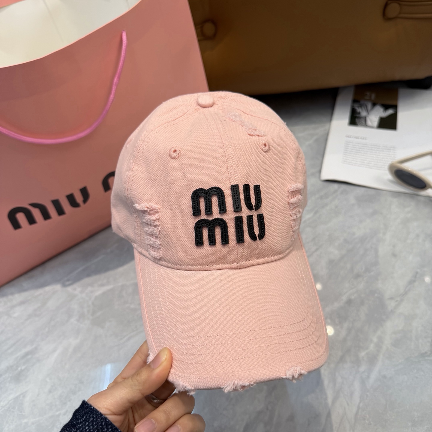 MIUMIU～26春季新款棒球帽这款帽子也太好看了！破洞设计增添了几分随性与不羁，无论搭配休闲装还是运动
