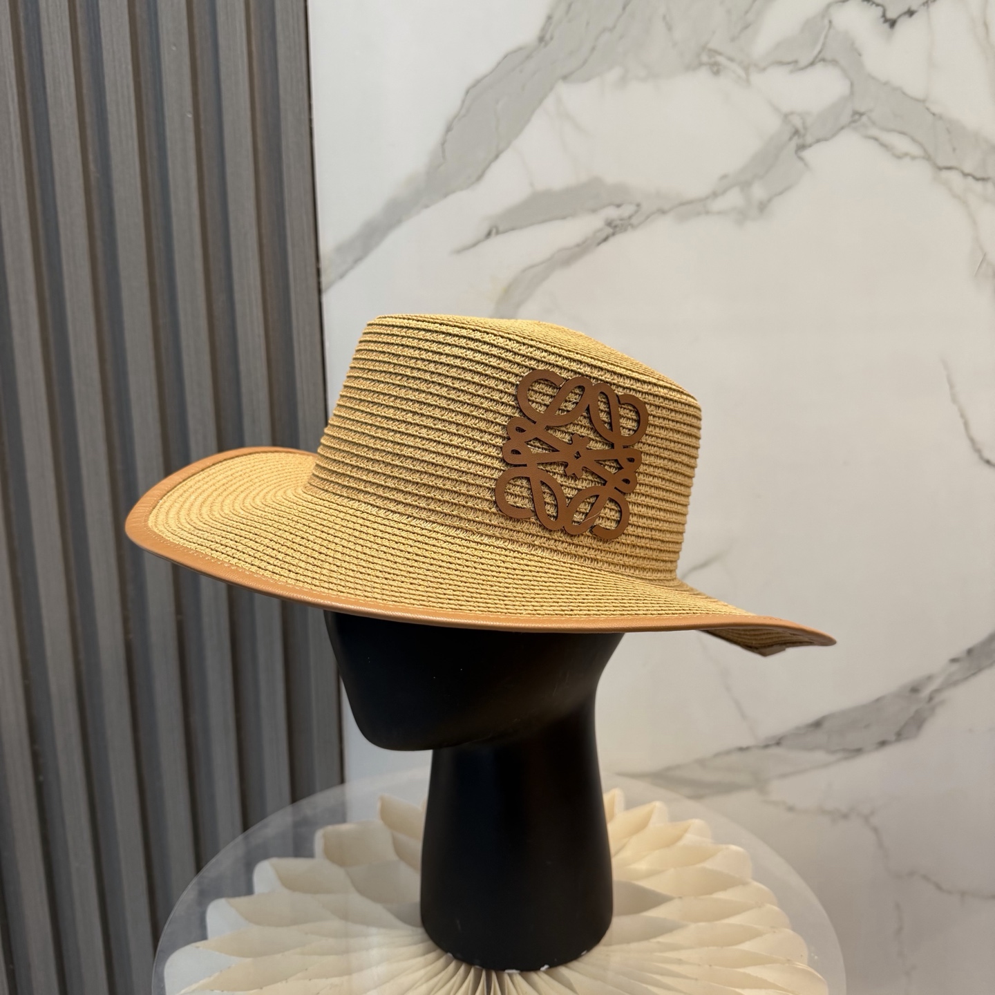 Loewe Loewe/罗意威 春夏日宽檐休闲平顶草帽 度假logo 一顶 有品位的草帽了~出街首选 帽型超美腻夏天沙滩度假者或日常防晒