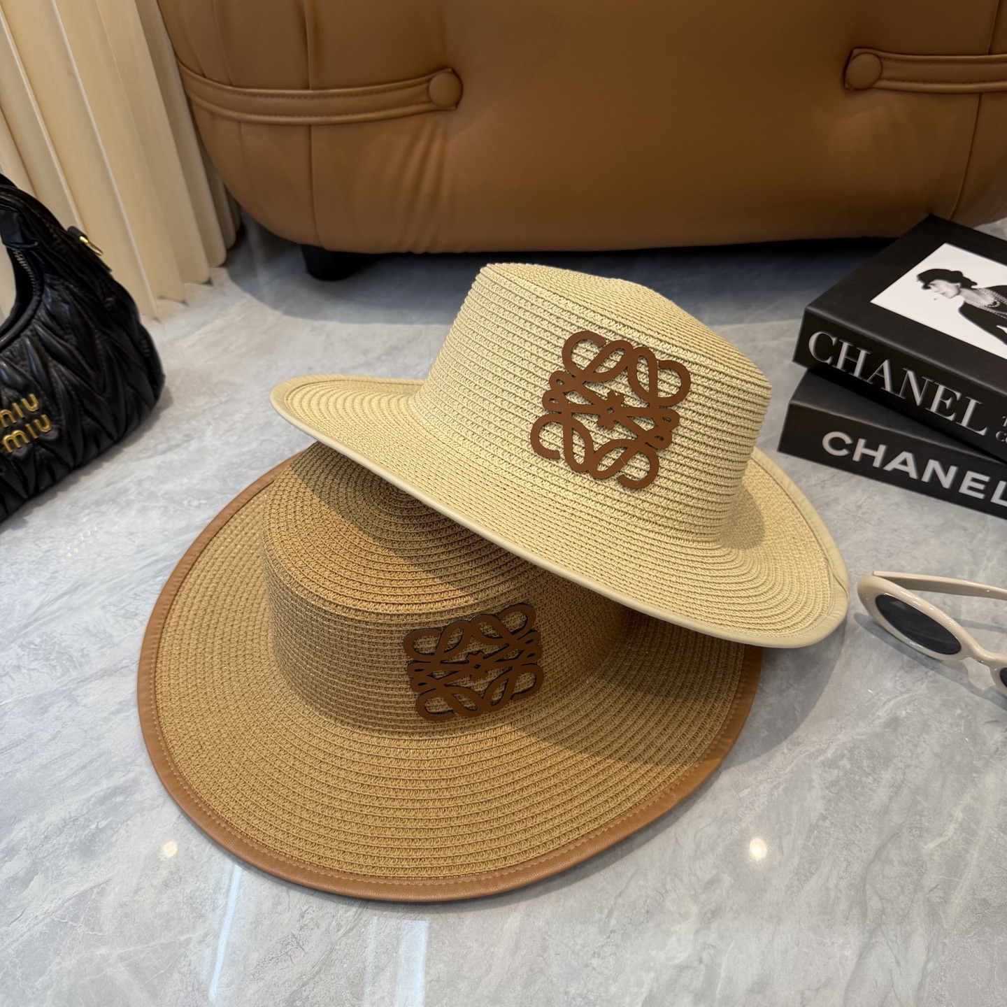 Loewe/罗意威 春夏日宽檐休闲平顶草帽 度假logo 一顶超级有品位的草帽了~出街首选！帽型超美腻夏天沙滩度假者或日