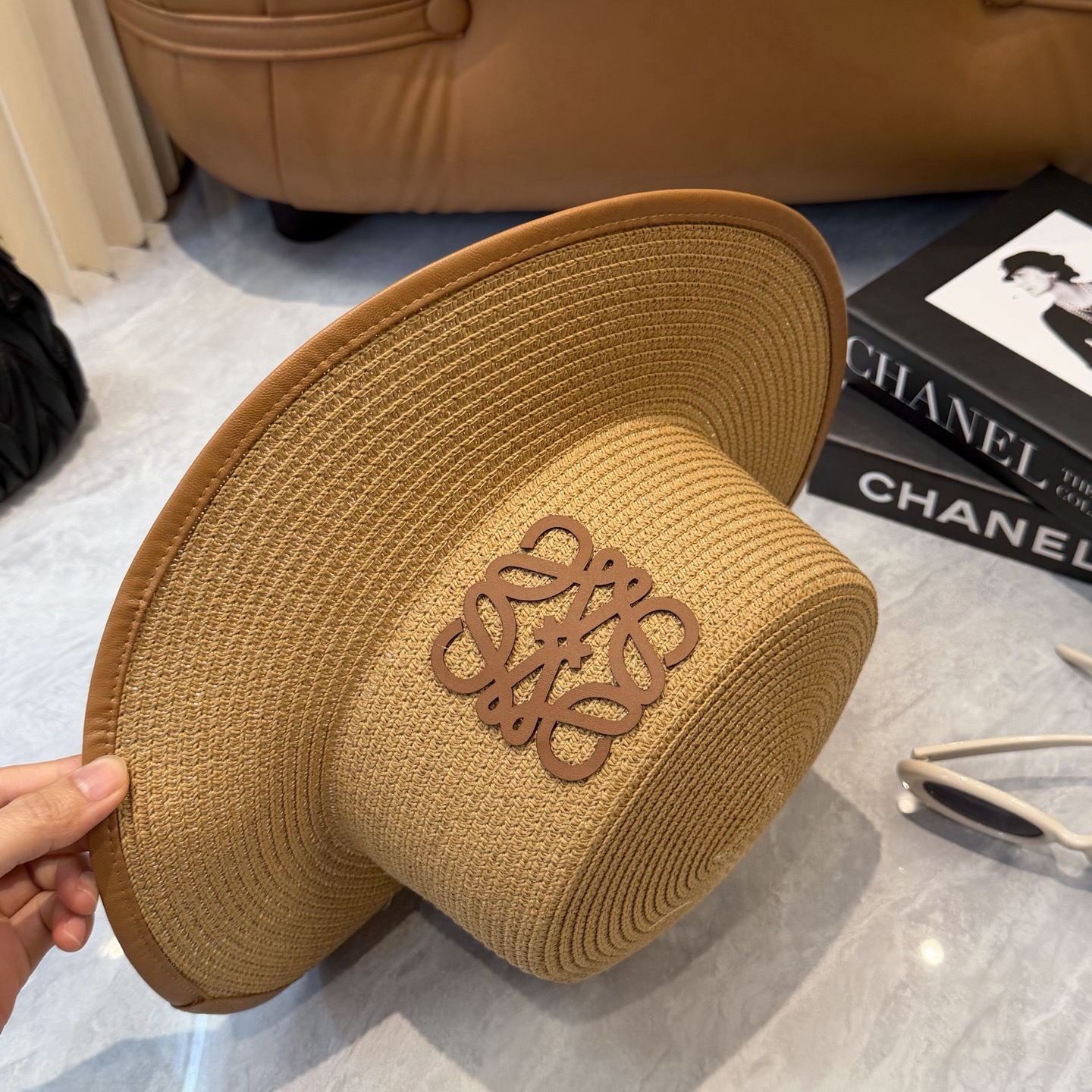 Loewe/罗意威 春夏日宽檐休闲平顶草帽 度假logo 一顶超级有品位的草帽了~出街首选！帽型超美腻夏天沙滩度假者或日