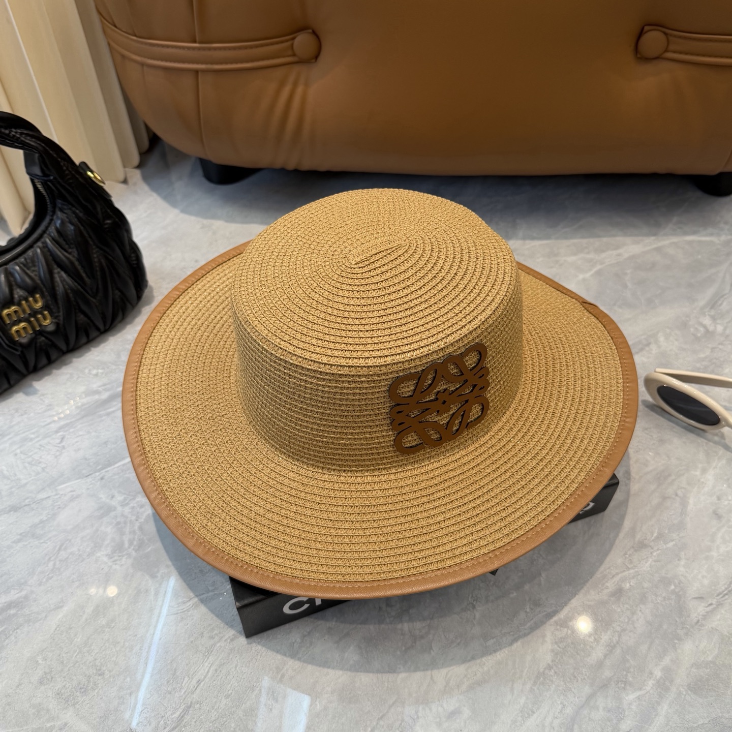Loewe/罗意威 春夏日宽檐休闲平顶草帽 度假logo 一顶超级有品位的草帽了~出街首选！帽型超美腻夏天沙滩度假者或日